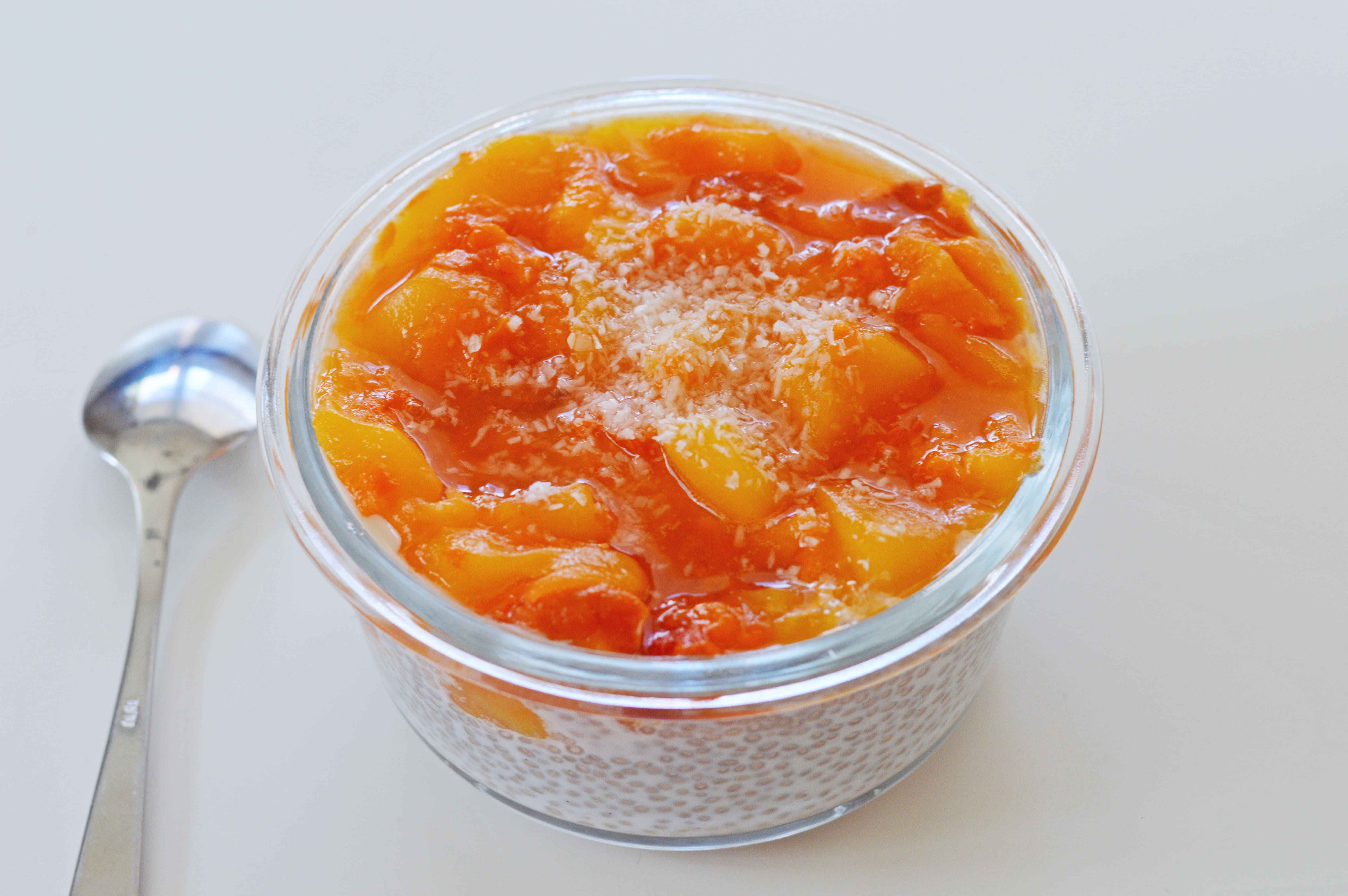 Weisser Chia Pudding mit Aprikosen-Pfirsich-Mango-Topping