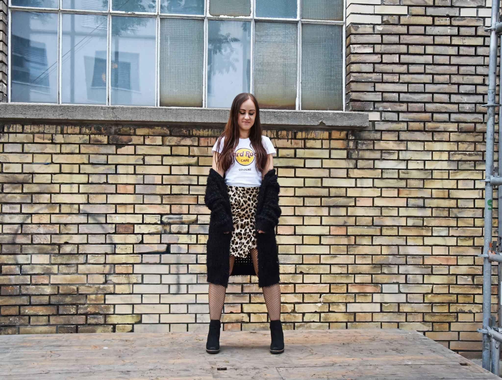 ootd, Fashion, Fashionblogger, Fashionblog, H&M, Outfit Leopard Mini Skirt, Fishnet Tights, Statement Shirt