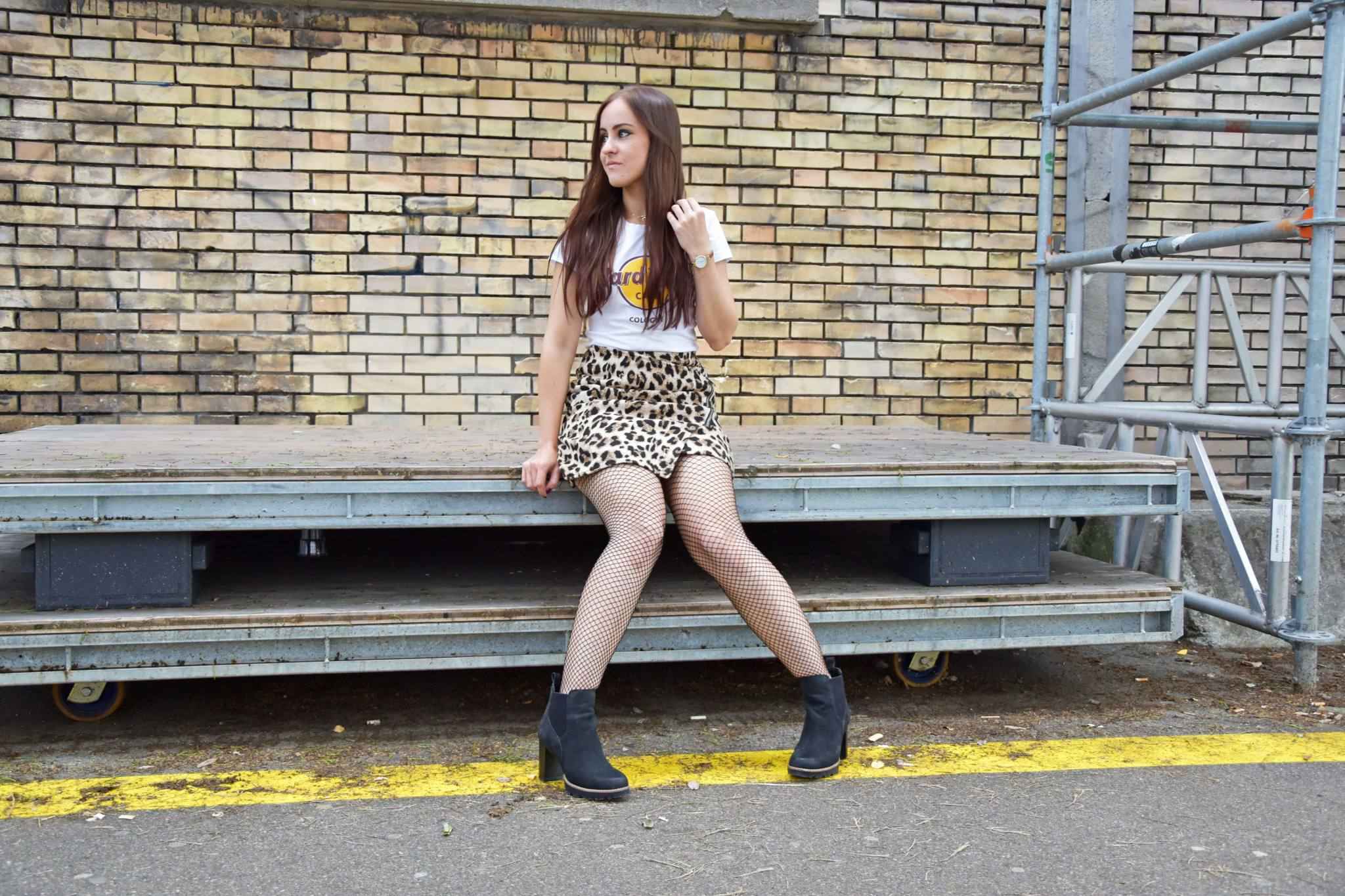 Outfit Leopard Mini Skirt Fishnet Tights