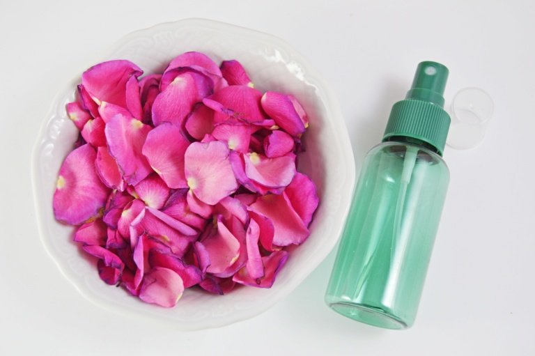 Kurz aufkochen und dann auf tiefer Stufe köcheln lassen bis sich die Farbe aus den Rosenblättern gelöst hat.