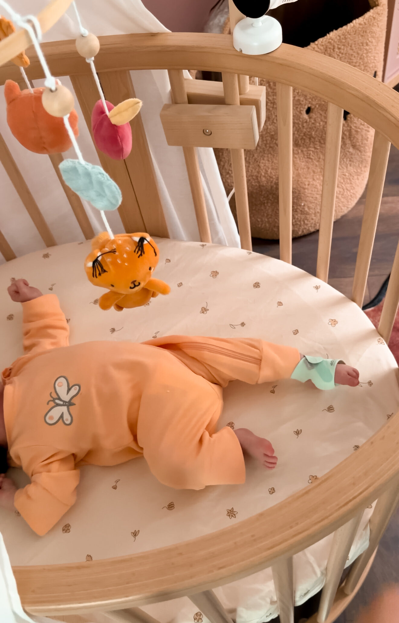 Baby schläft im Bettchen