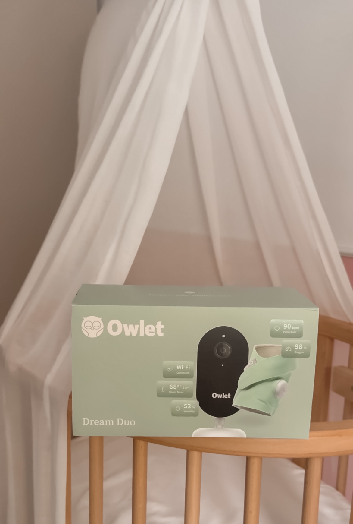 Owlet Dream Duo Verpackung auf dem Bettchen