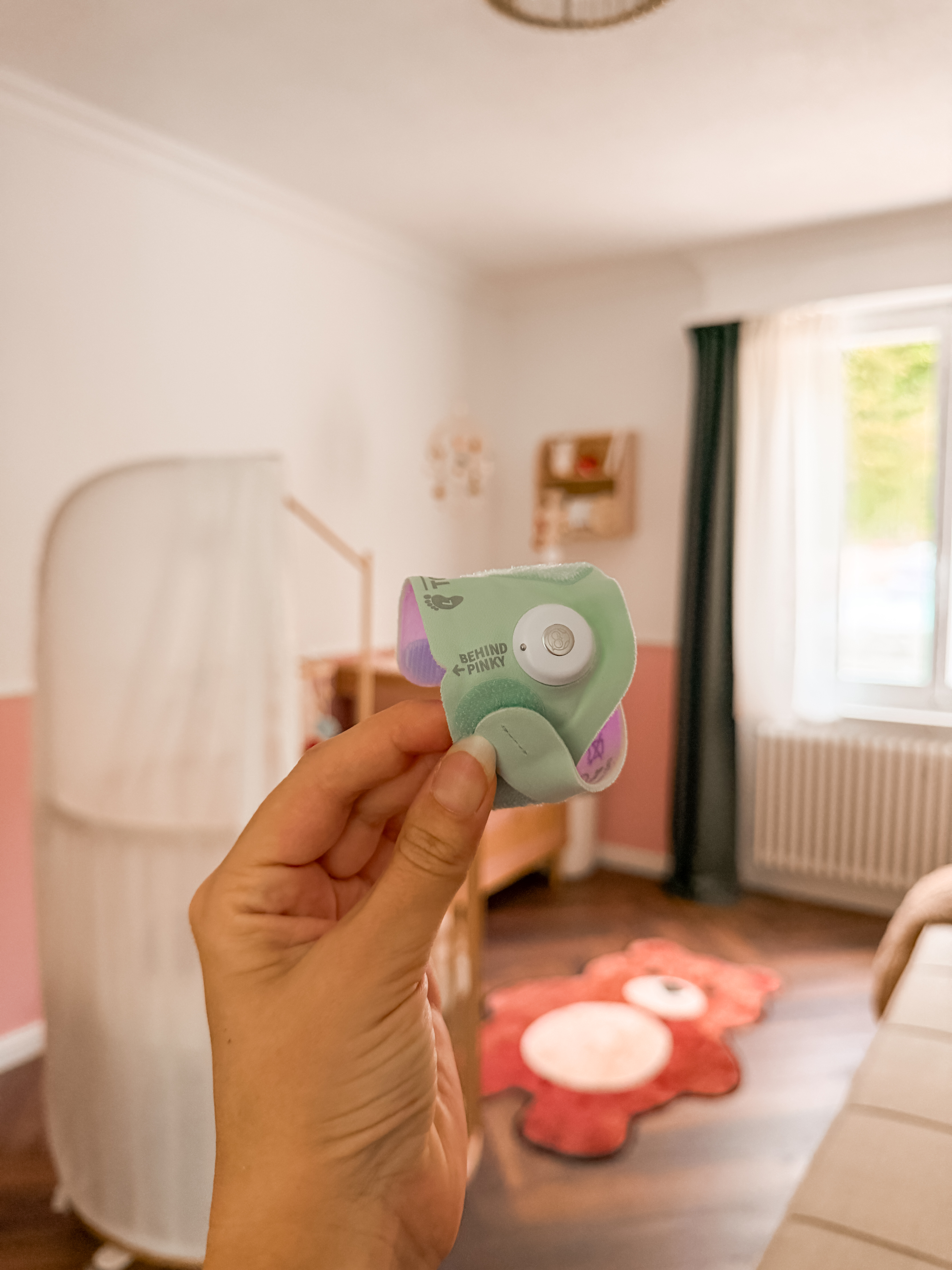 Owlet Dream Sock in der Hand