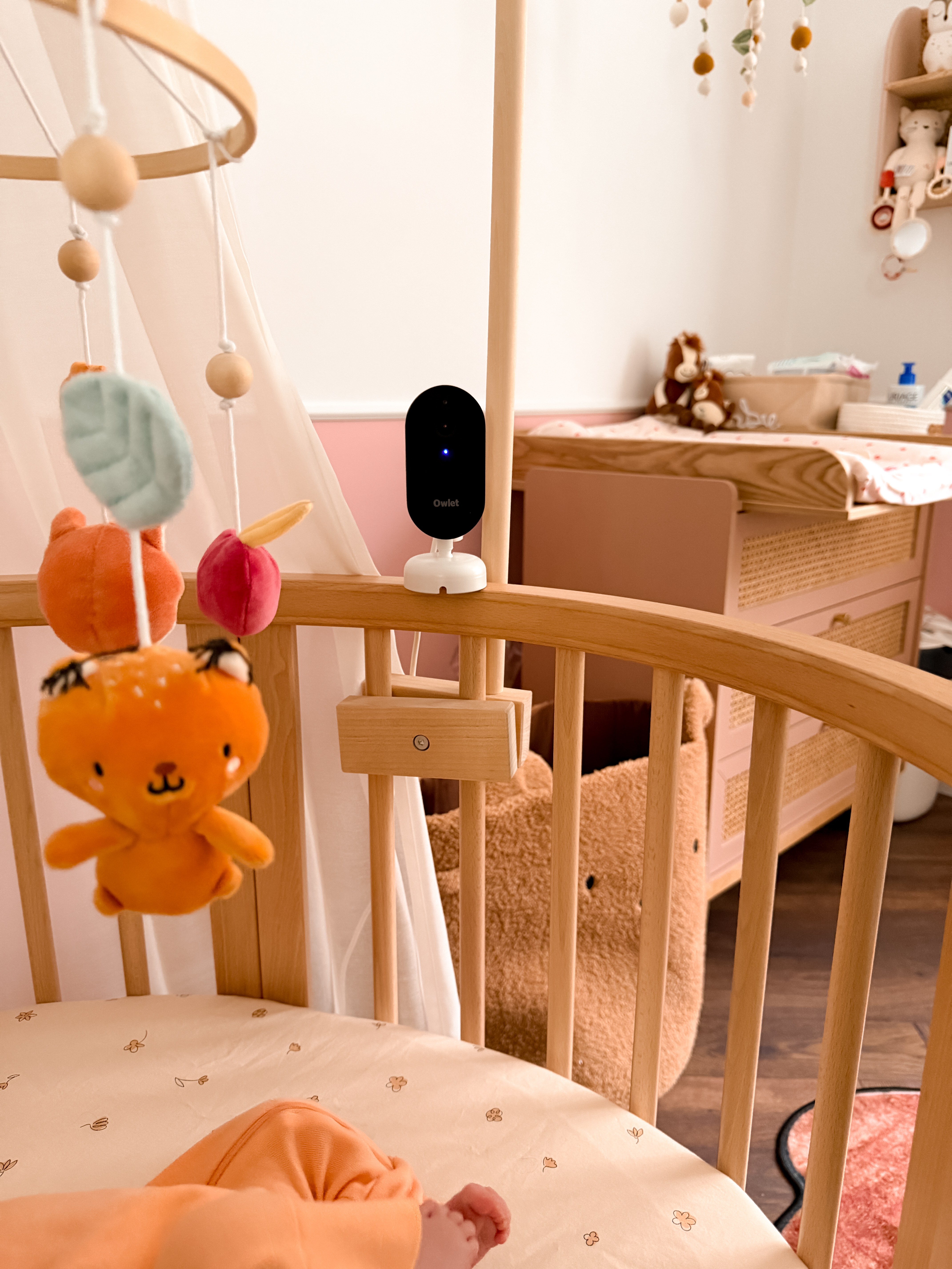 Owlet Kamera am Bettchen montiert