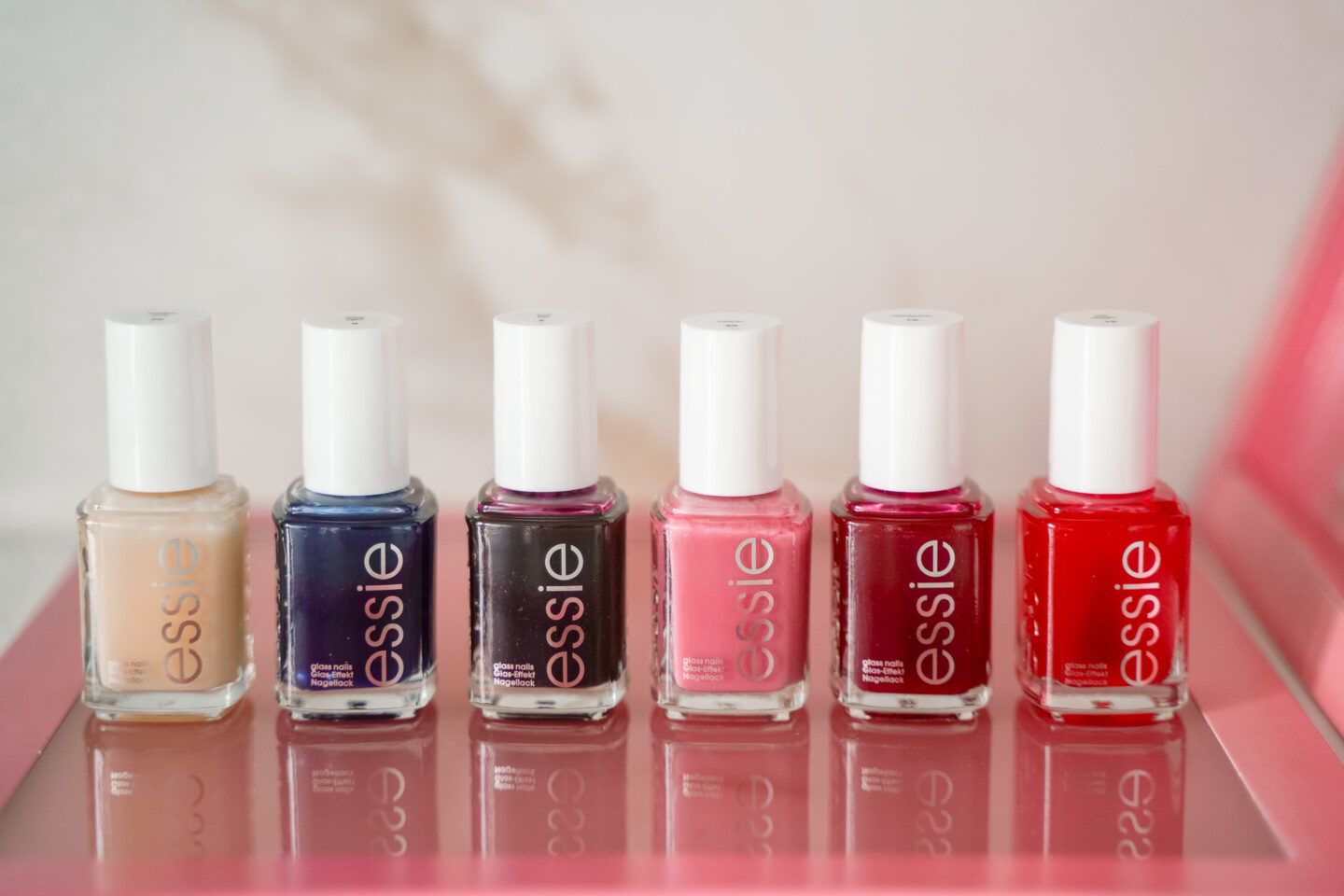Sechs essie Glass Nails Nagellacke in Nude, Marineblau, Dunkelbeere, Rosa, Bordeaux und Rot