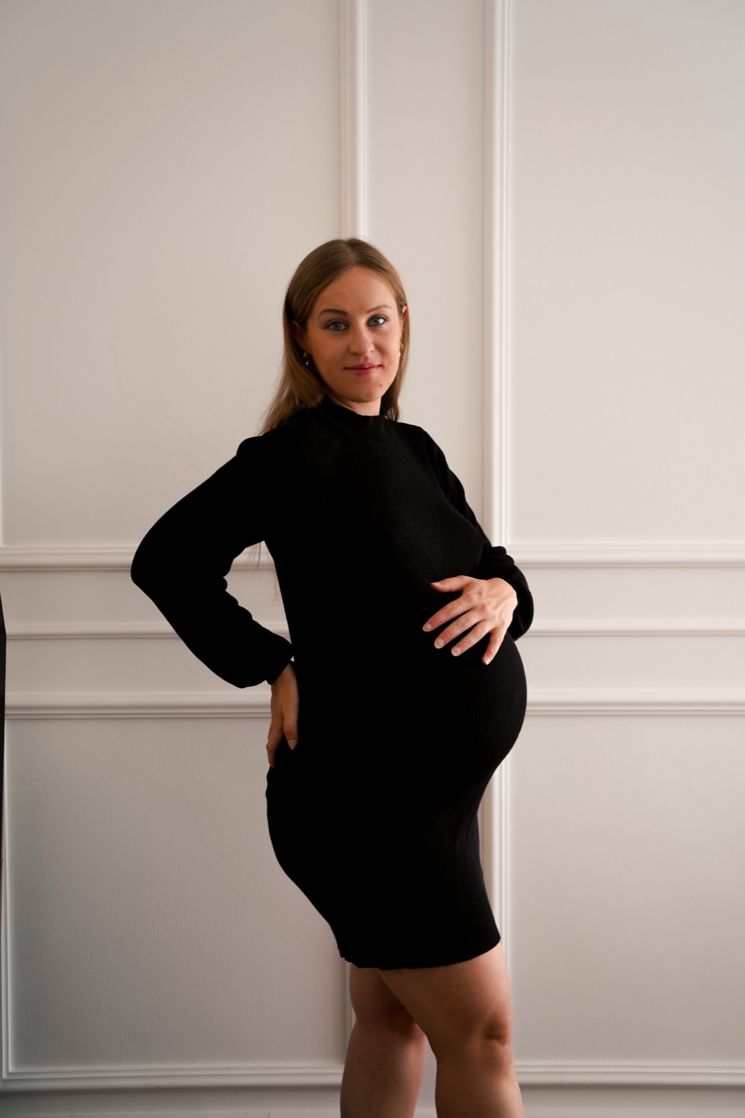 Babybauch im schwarzen Kleid