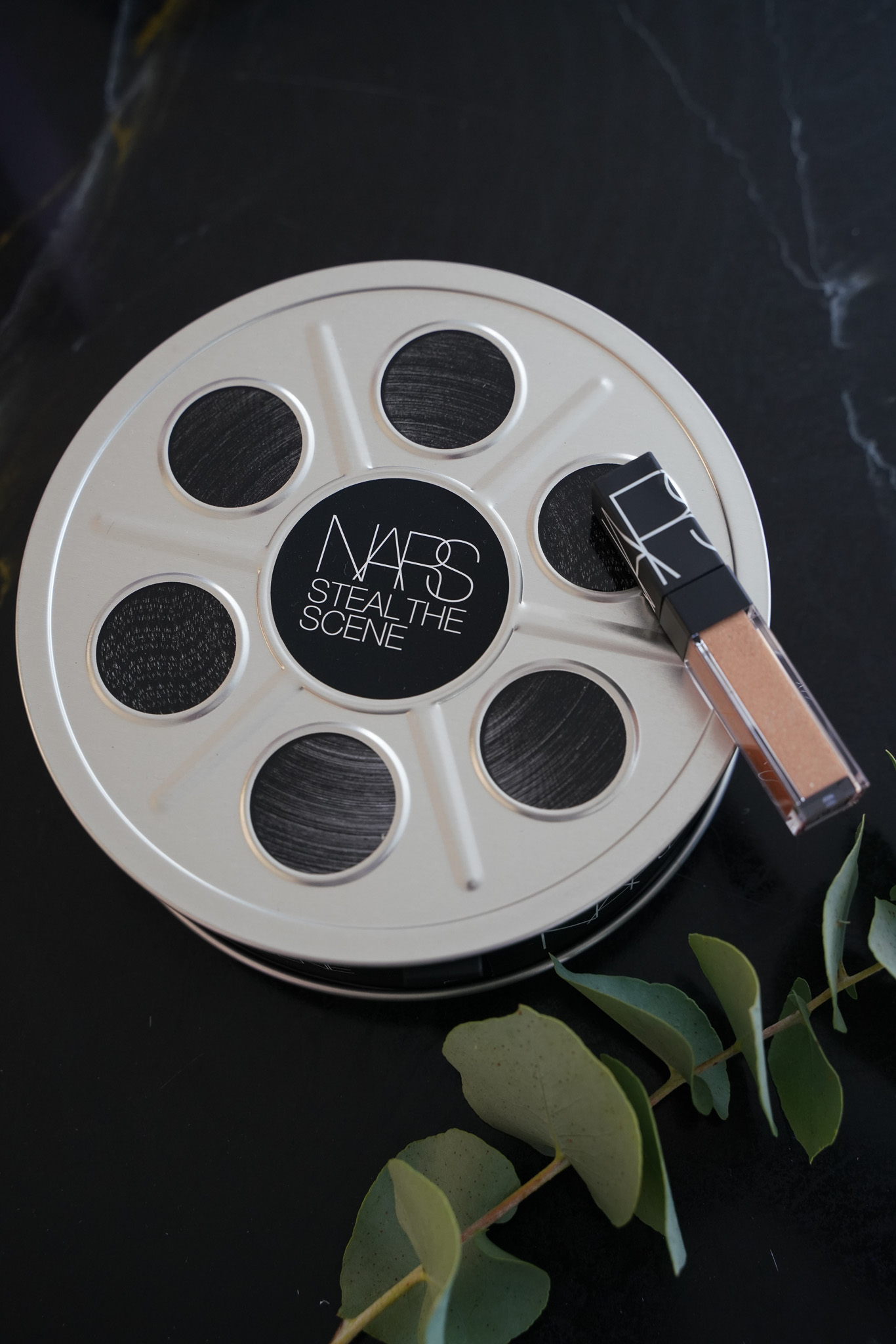 NARS Steal the Scene Set in einer Dose im Filmrollen-Look mit Lipgloss