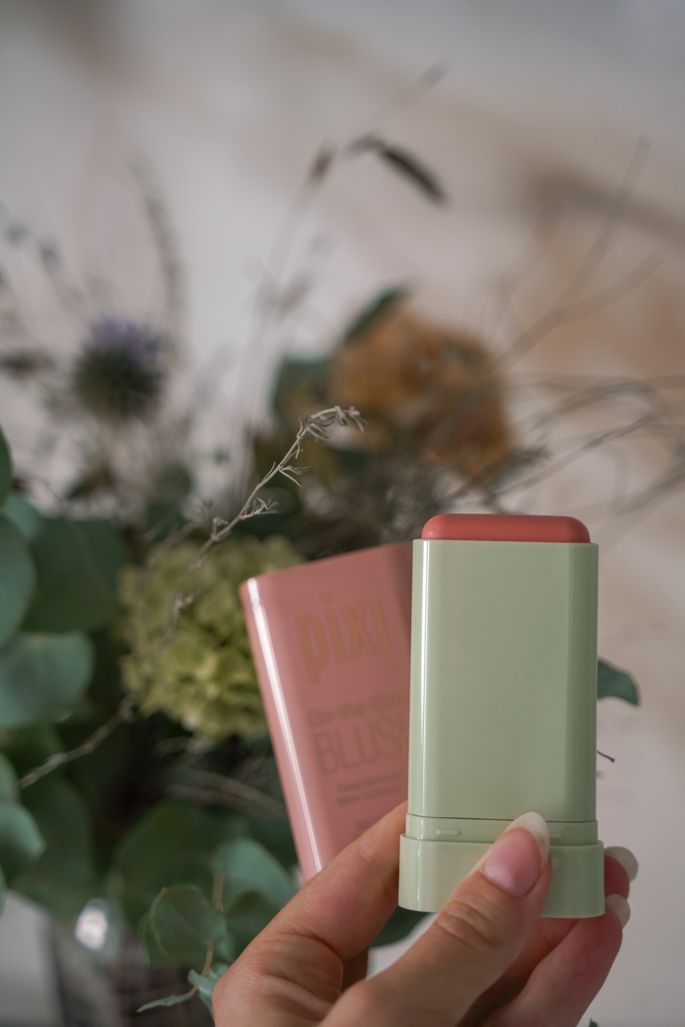 Pixi On-the-Glow Blush Stick in Korallrosa in der Hand